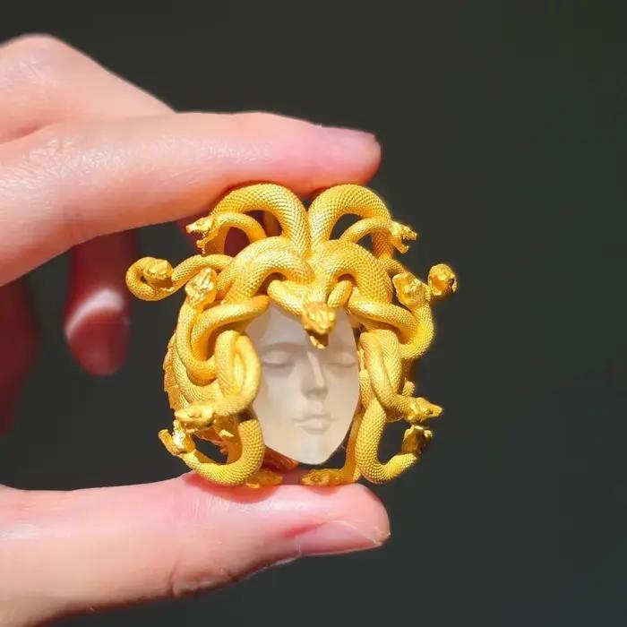 Bague en or rose Méduse de la Grèce antique, symbole de beauté et de mystère pour femmes et hommes, bijou personnalisé pour occasions spéciales