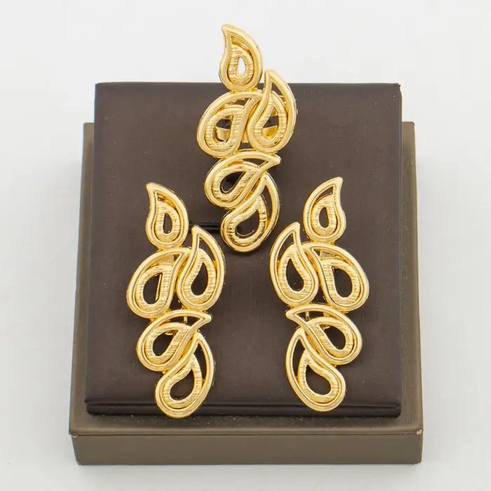 Boucles d'oreilles couleur or 18 carats avec bague