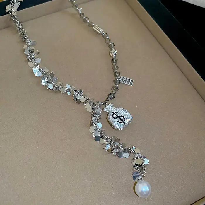 Collier pendentif perle incrusté de diamants
