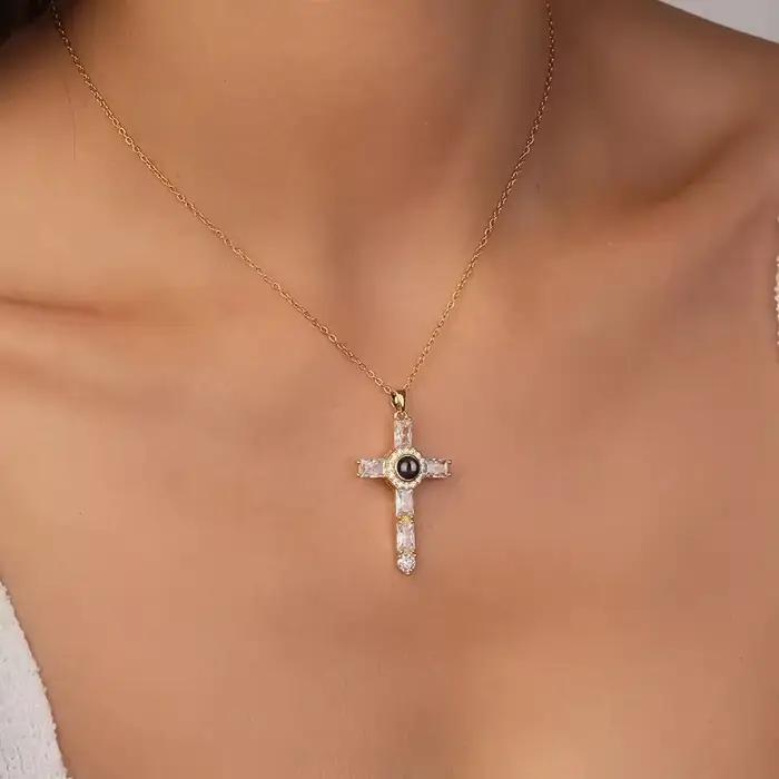 Avec image collier croix personnalisé à l'intérieur de l'image