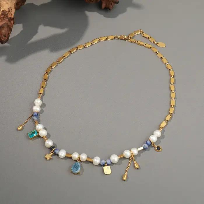 Collier français vintage style cour