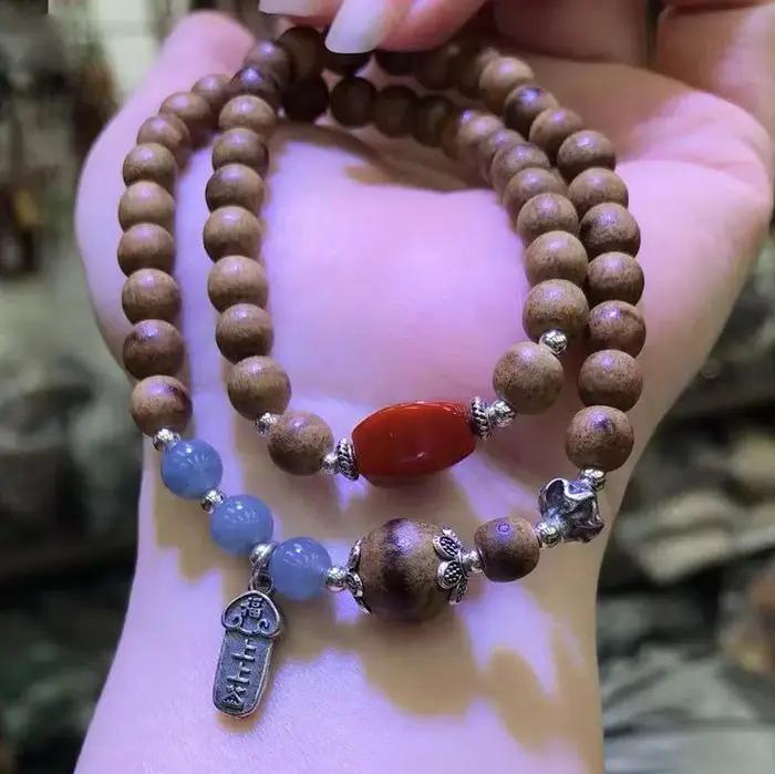 Bracelet en bois d'agar à double boucle avec pendentif porte-bonheur en argent 925 et perles d'agate rouge – Cadeaux
