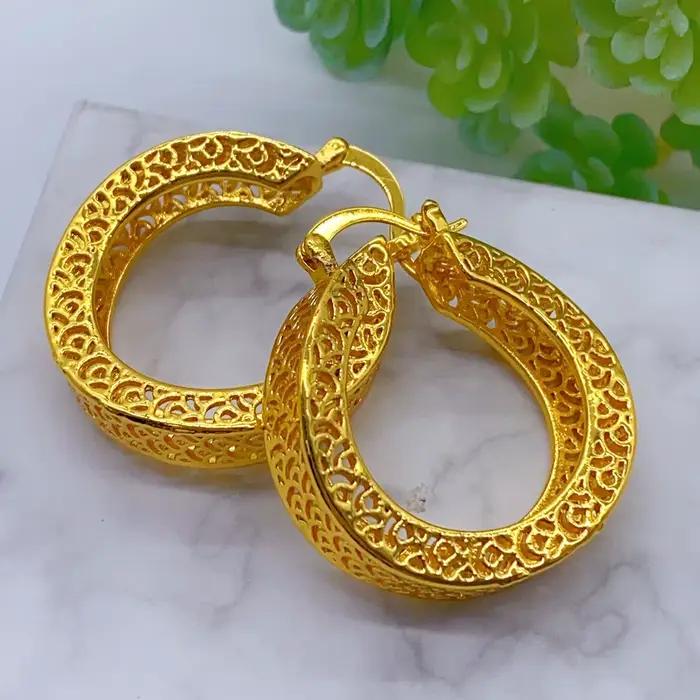 Boucles d'oreilles percées creuses plaquées or
