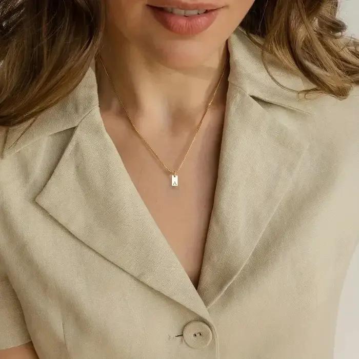 Collier personnalisé avec pendentif initial et lettres en acier inoxydable plaqué or pour femmes occasions spéciales soirees elegance