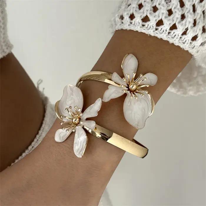 Bracelet ouvert élégant en émail fleuri pour femmes