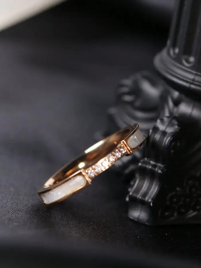 1 bague vintage style palais en acier inoxydable couleur or 18 carats avec incrustation de coquillage blanc et 6 strass