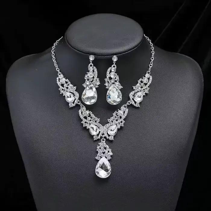 Ensemble de bijoux à la mode exquis, collier et boucles d'oreilles élégants, plein de diamants scintillants, alliage géométrique, bijoux à la mode