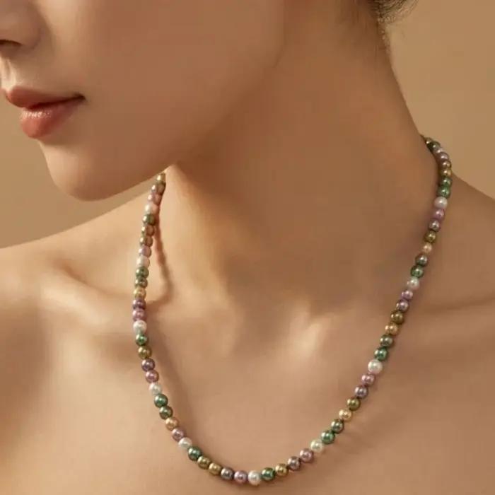 Collier rétro français de niche en acier au titane avec chaîne perlée faite main et perles d'imitation colorées pour femmes style fairy wind occasions spéciales