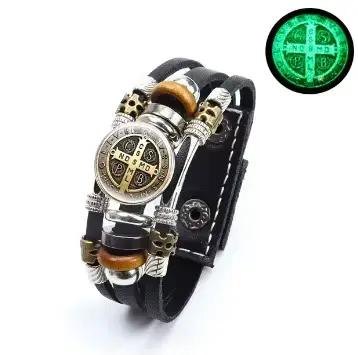Bracelet en cuir multicouche avec médaillon Saint Benoît symbole de foi et protection pour homme et femme pour diverses occasions spéciales