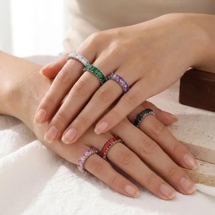 Bague en acier inoxydable plaquée or avec zircon cubique coloré pour femmes occasions spéciales partys soirées de gala et cadeaux de fête des enseignants