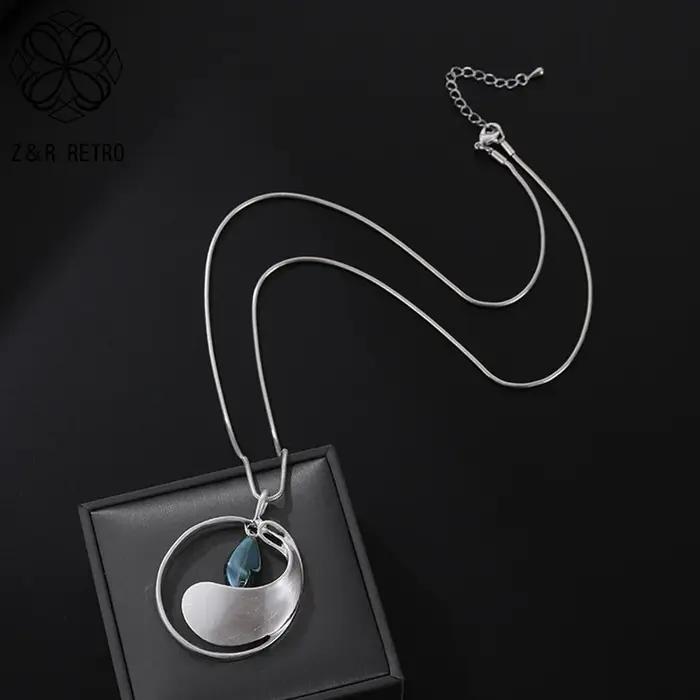 Collier long en métal géométrique pour femme
