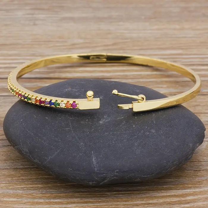 Bracelet arc-en-ciel à breloques en cuivre et zircone