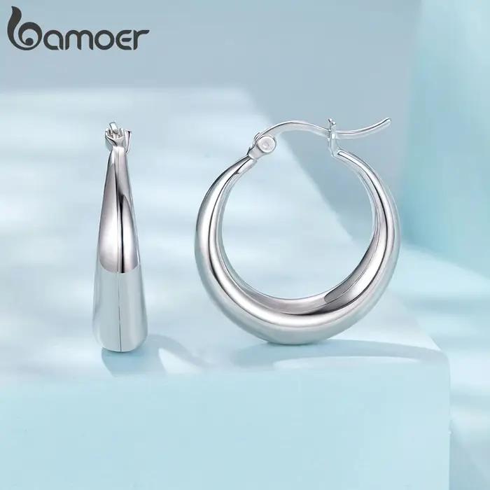 Boucles d'oreilles créoles brillantes hypoallergéniques pour femmes avec motifs floraux classiques bijoux cadeau occasions spéciales