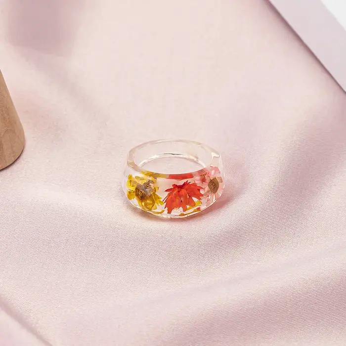 Bague en résine minimaliste exquise avec fleur séchée marguerite