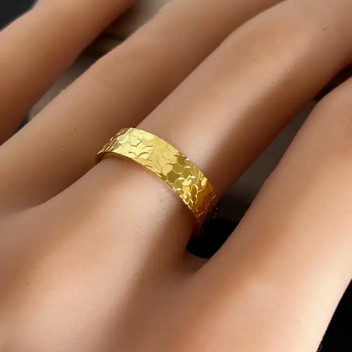 Bague Ice Ring Scintillante Charmhouse pour Femmes en Plaqué Or 24 Carats, Bague de Mariage Anti-Ternissement, Idéale pour Soirées et Cadeaux Spéciaux