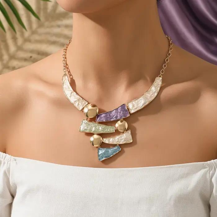 Collier bavoir géométrique bohème coloré en émail, bijou martelé tendance pour femme, idéal pour la