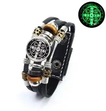 Bracelet en cuir multicouche avec médaillon Saint Benoît symbole de foi et protection pour homme et femme pour diverses occasions spéciales
