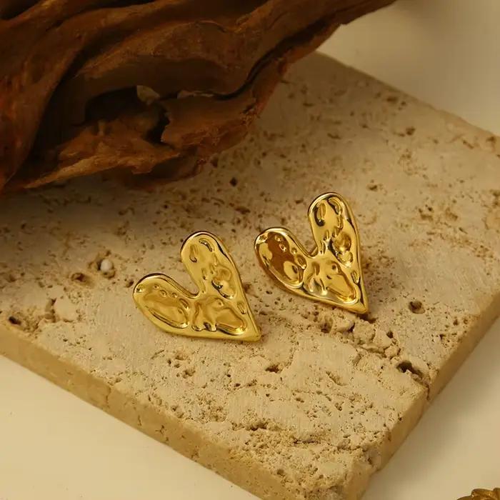 Boucles d'oreilles plissées plaquées or pour femmes design en forme de coeur élégantes à offrir pour occasions spéciales usage quotidien