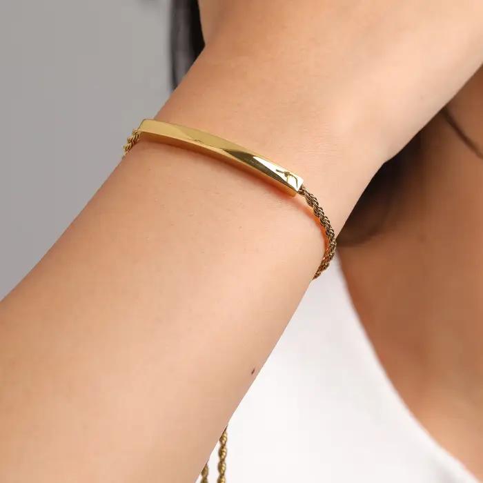 Bracelet personnalisable en acier inoxydable pour femmes avec nom et date gravés cadeau occasion spéciale torsadé ajustable