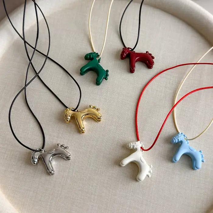 Collier long avec pendentif cheval coloré pour femmes chaîne de pull simple et réglable bijou mode occasion spéciale soirée cadeau Y2K