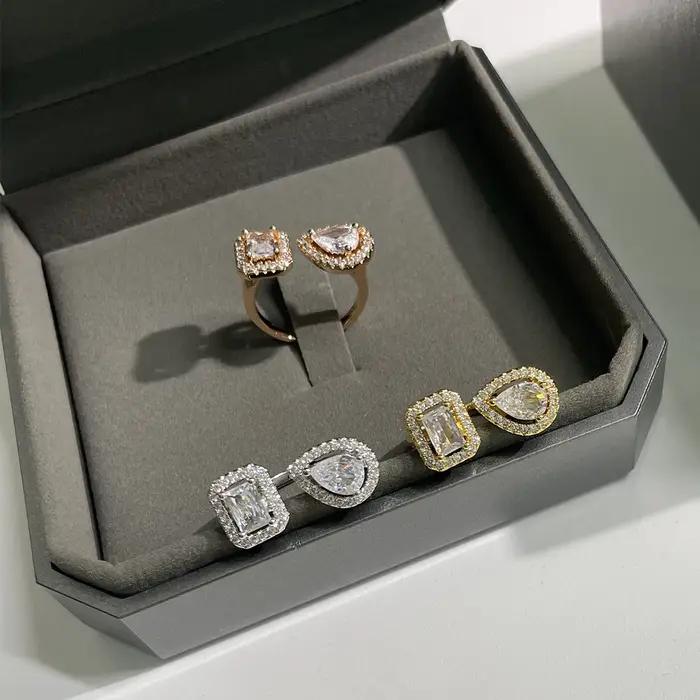 Bague classique en diamant en forme de goutte d'eau