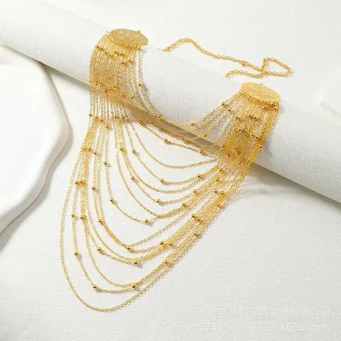 Un collier pour femme luxueux et élégant doté d'un design cylindrique multicouche dans un style ethnique rétro