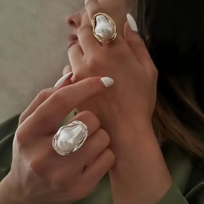 Bague en acier inoxydable plaqué or 18 carats avec perles baroques pour femmes style classique pour toutes les occasions