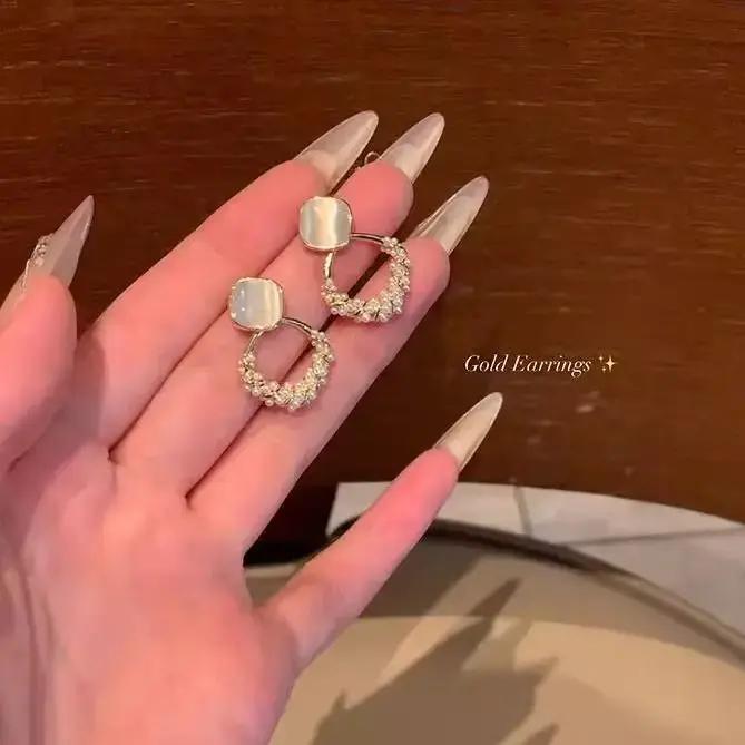 Ornement esthétique unique, boucles d'oreilles carrées en diamant et perle, effet œil de chat, haut de gamme, pour femmes élégantes, à porter tous les jours.
