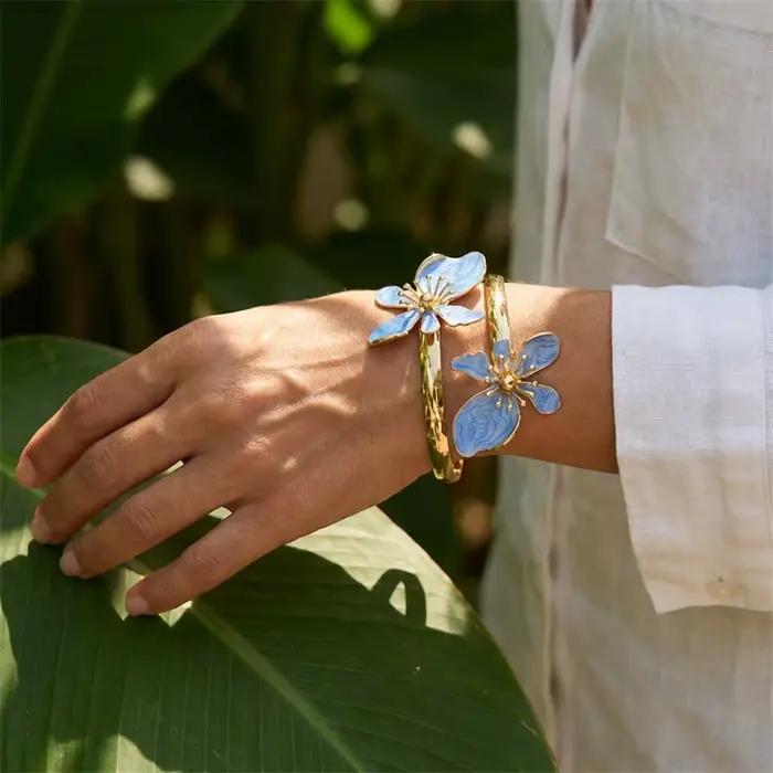 Bracelet ouvert élégant en émail fleuri pour femmes