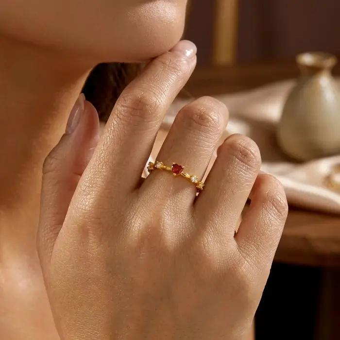 Bague en laiton sertie de zirconium rouge coquette avec texture texturée pour femmes romantique et minimaliste à offrir pour diverses occasions spéciales