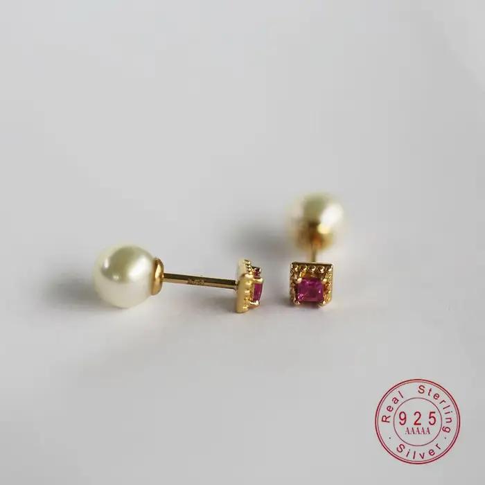 Boucles d'oreilles miniatures en argent Sterling S925 plaquées or 18 carats zircon rouge pour femmes occasions spéciales élégantes à offrir style moderne design géométrique