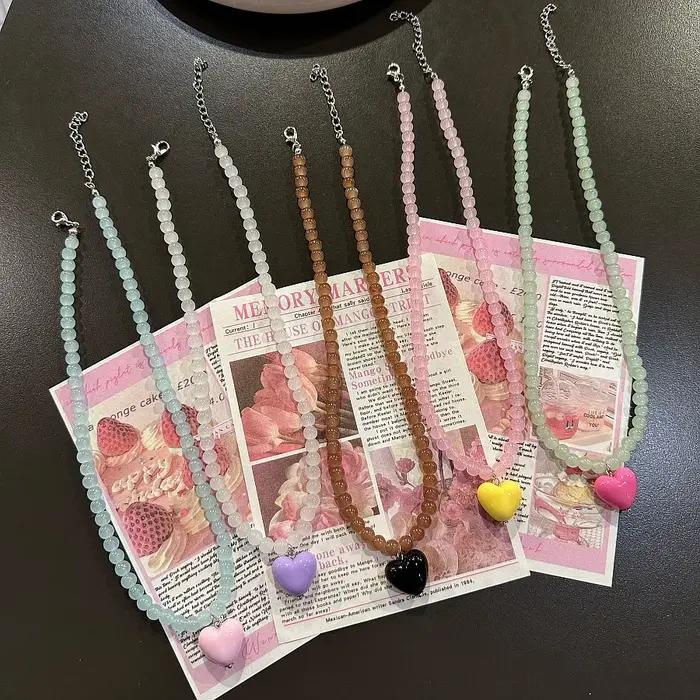 Collier avec pendentif en forme de cœur perlé coloré pour femmes et filles