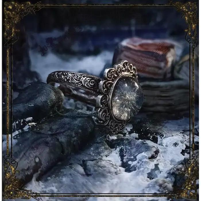 Le design unique de la bague Dark Moon Rani Tanni autour de l'anneau du vieil homme en France est luxueux dans la mode Ins
