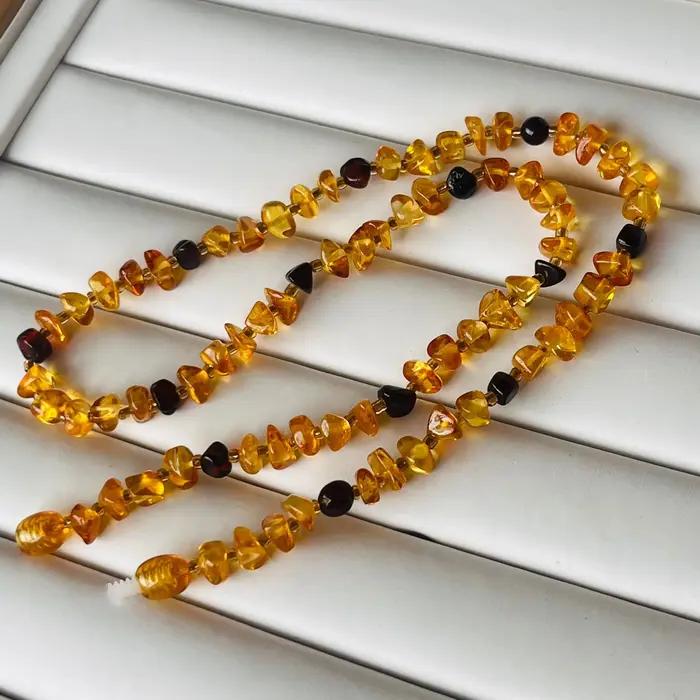 Collier d'ambre naturel baltique solitaire élégant pour femmes occasions spéciales perles dégringolées style classique