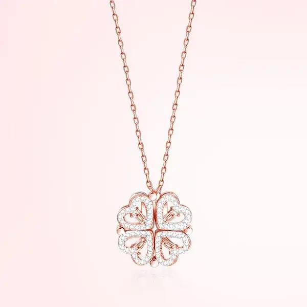 Collier avec pendentif trèfle à quatre feuilles en forme de cœur