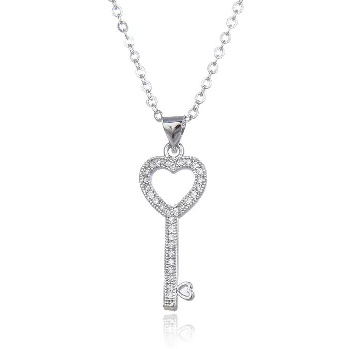 Collier minimaliste en plaqué or avec pendentif en forme de cœur et clé creuse