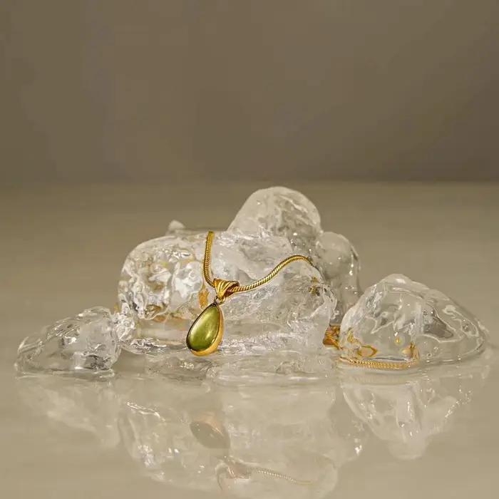 Collier pendentif délicat plaqué or pour femme. Avec larme en pierre verte naturelle. Bijoux pour tous les jours et fêtes
