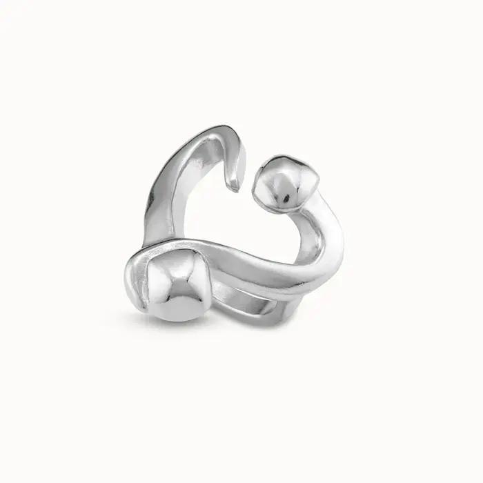 Bague d'art dorée en forme d'amour : une gros plan de bijoux romantiques de style métal avec un sens du design unique
