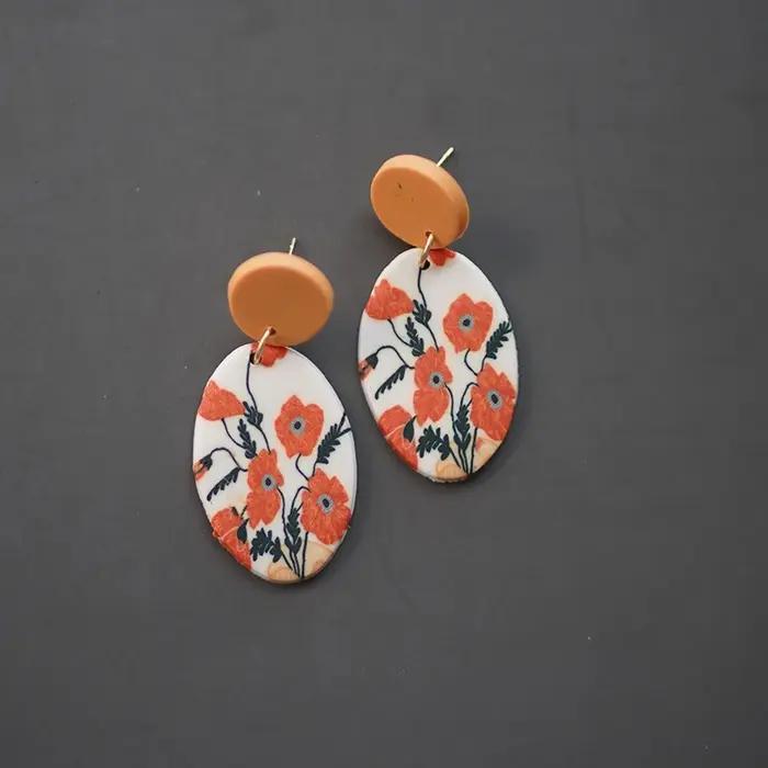 Boucles d'oreilles pendantes florales rétro françaises faites à la main en argile polymère pour femmes avec détails artistiques et uniques pour toutes les occasions