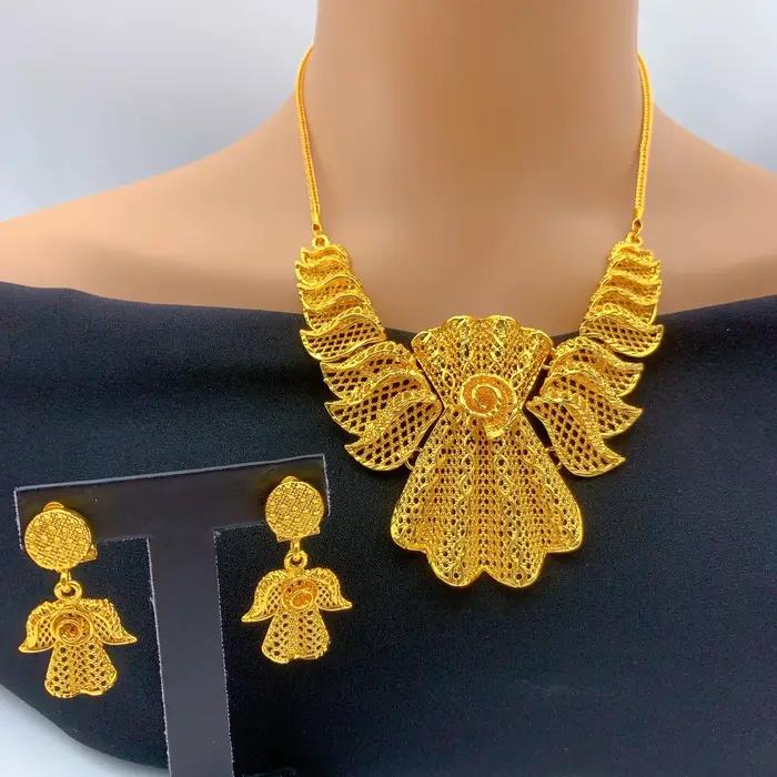 Ensemble de bijoux indien collier et boucles d'oreilles plaqués or 24 carats pour femmes occasions spéciales mariage anniversaire événements festifs