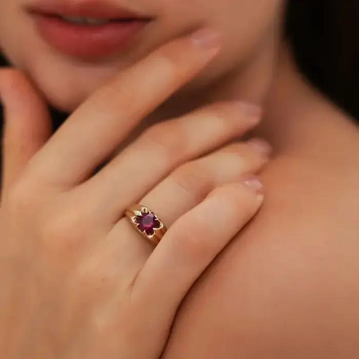 Bagues classiques en forme de fleur de pierres précieuses rouges pour femmes