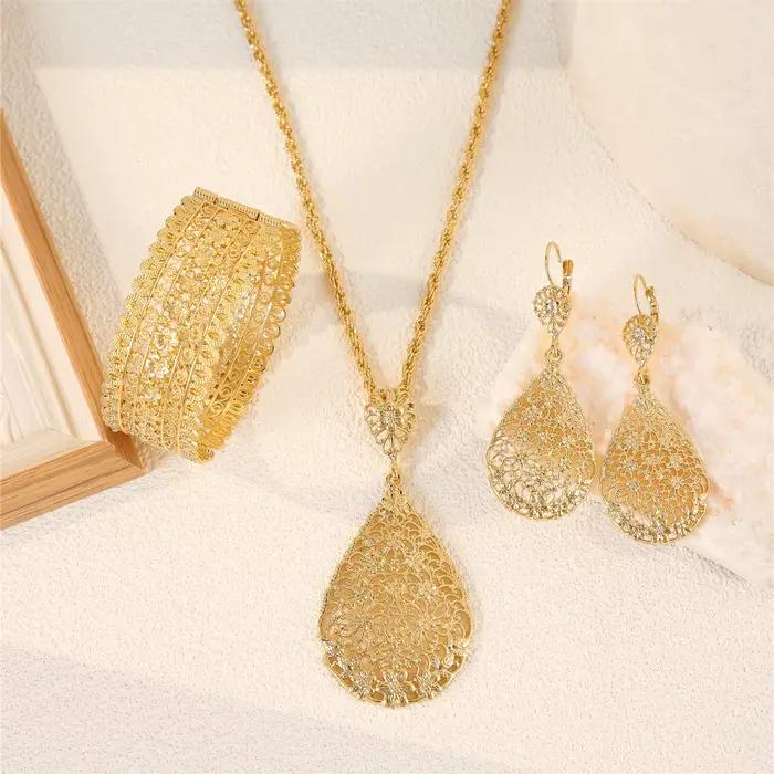 Ensemble de bijoux pour femmes, collier luxueux, boucles d'oreilles et Bracelet, ensemble de trois pièces avec un Design creux exquis et un palais, offre spéciale