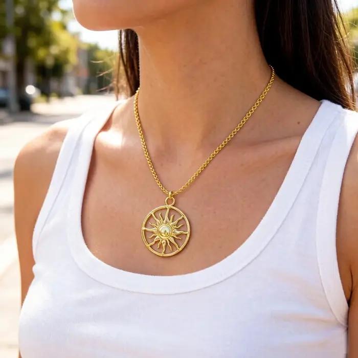 Collier pendentif couleur or soleil