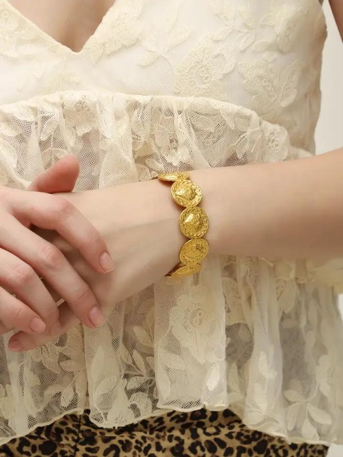 E.B.belle – Bracelet manchette rond en forme de fraise