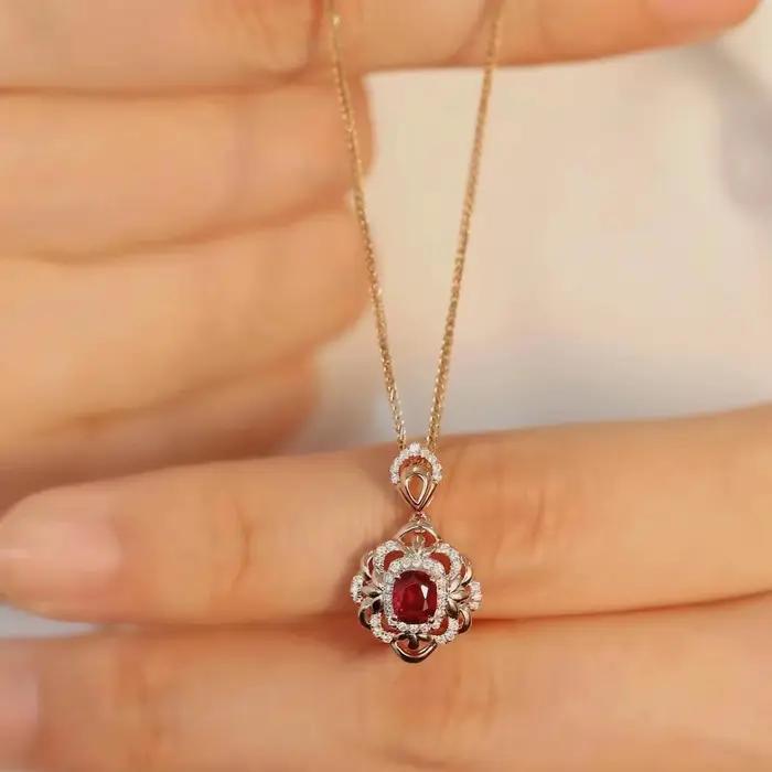 Collier classique avec pendentif en grenat brillant