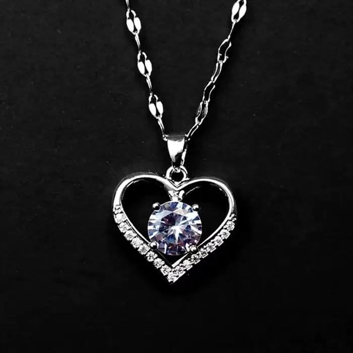 Collier avec pendentif en forme de cœur pour femmes