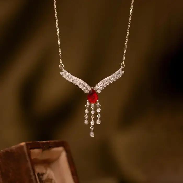 Collier luxueux et frappé de pierres précieuses rouges pour femmes