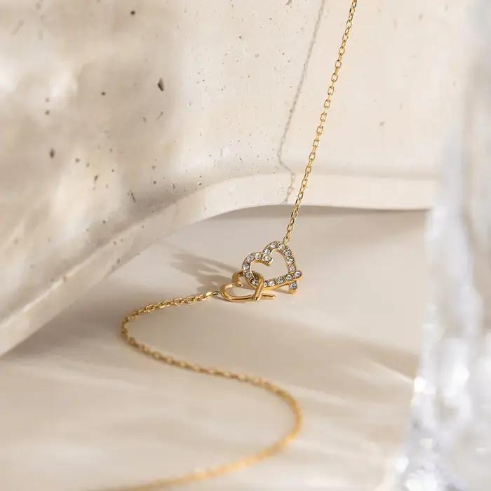Collier avec pendentif en forme de deux cœurs entrelacés plaqué or 18 carats