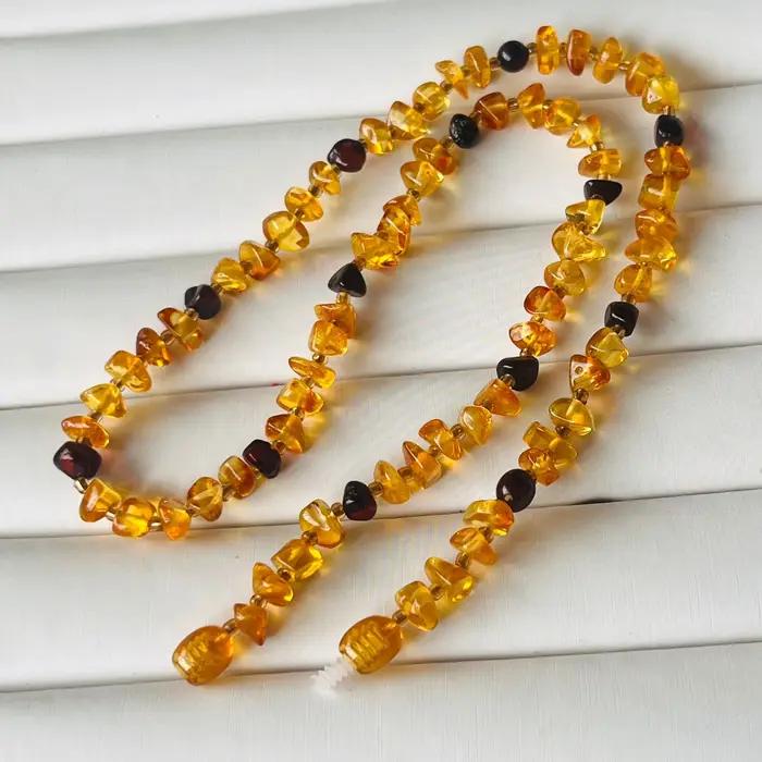 Collier d'ambre naturel baltique solitaire élégant pour femmes occasions spéciales perles dégringolées style classique