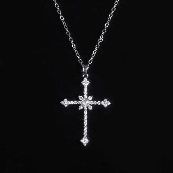 Collier pendentif croix pour femmes en or blanc avec strass brillant pour soirée et cérémonie élégante